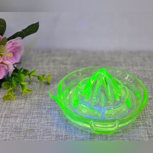 Vintage‎ Uranium Glass Citrus Juicer Reamer 6” Green Depression Glass With Cips